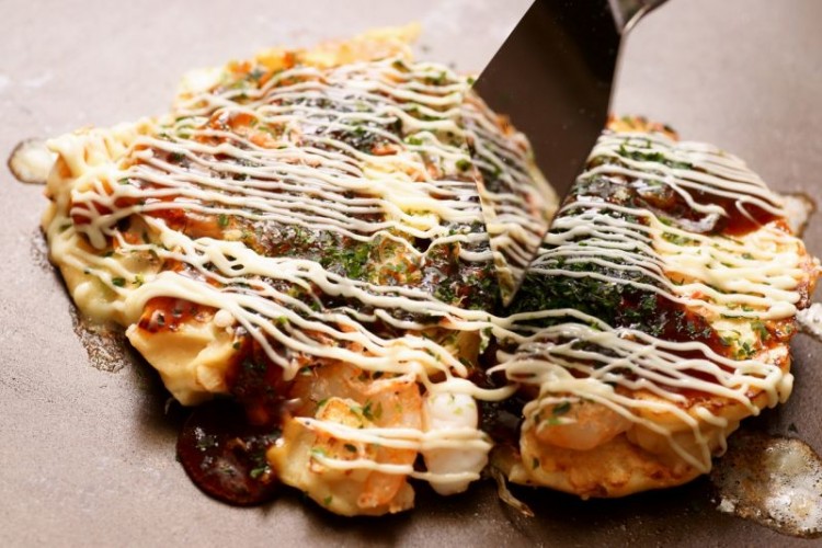 Okonomiyaki: Là món bánh được nướng trên bàn Teppan