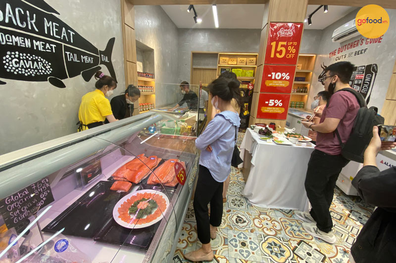 Khách hàng order cắt thái sashimi ngay tại cửa hàng