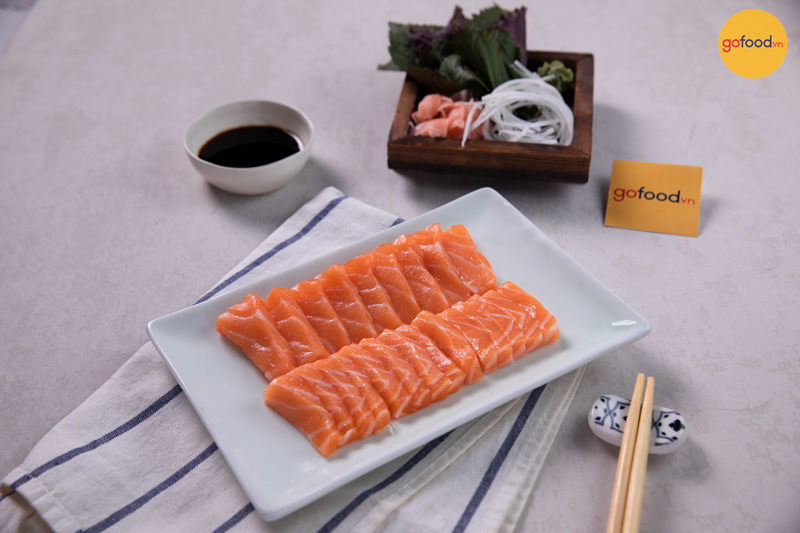 Sashimi cá hồi tươi béo, bùi, tinh khiết từ biển cả