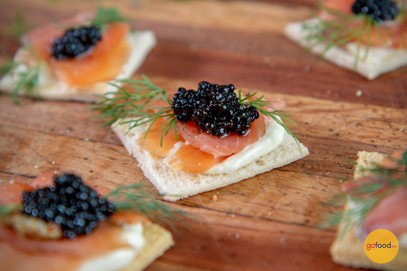 Thưởng thức trứng cá tầm Caviar cùng cá hồi xông khói