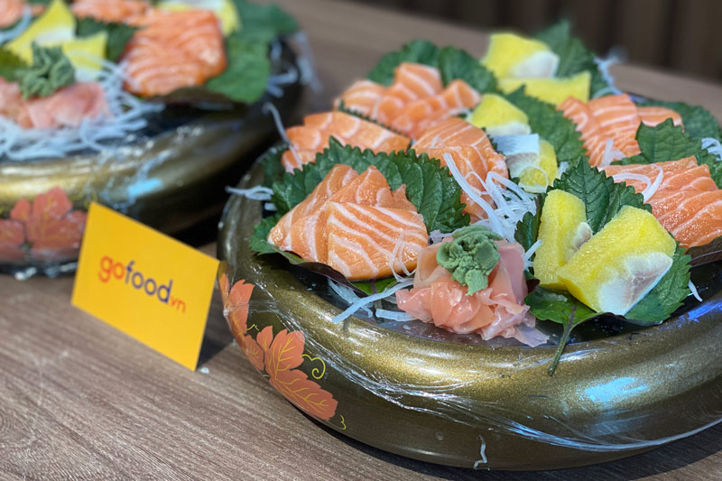 Gofood hỗ trợ khách hàng cắt thái và trang trí phần sashimi