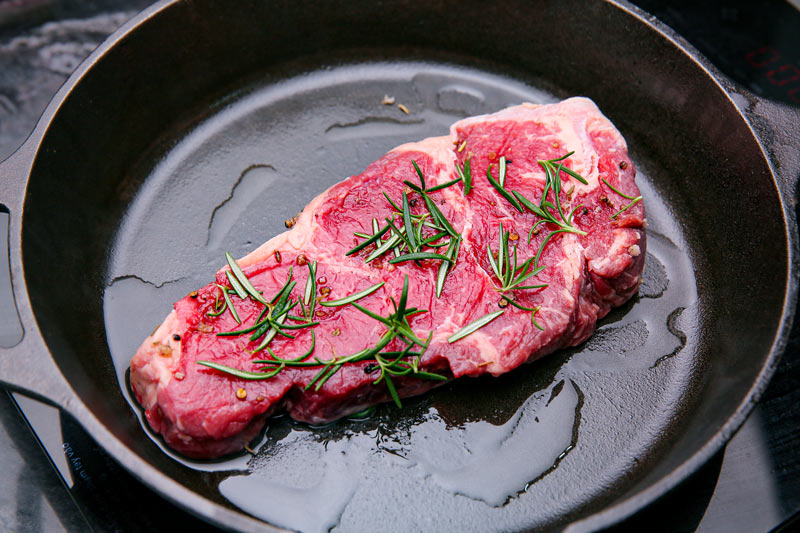 Áp chảo thịt bò trên chảo gang cho hương vị tốt nhất