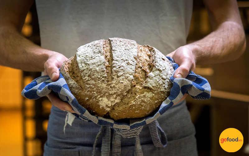 Bánh mì nên để nguội hẳn rồi mới cắt để bánh không bị bết