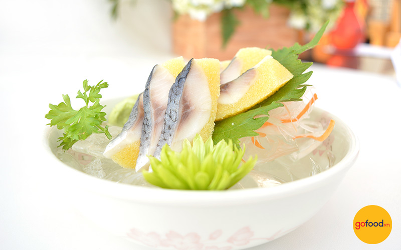 Chế biến cá trích ép làm sashimi