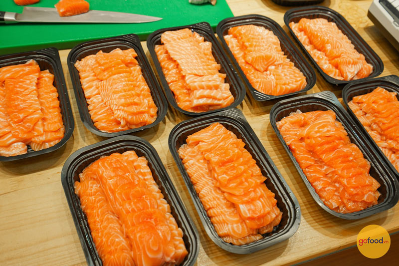 Sashimi cá hồi được cắt thái cho khách hàng