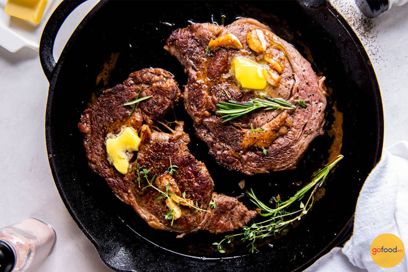 Áp chảo thịt bò làm Steak trong khoảng 3 phút