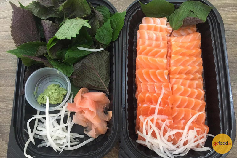 Sashimi cá hồi ăn kèm tía tô, củ cải bào