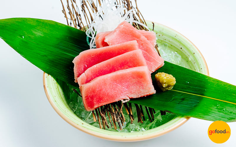 Sashimi cá ngừ ngon chuẩn vị khi ăn kèm nước tương, mù tạt, tía tô