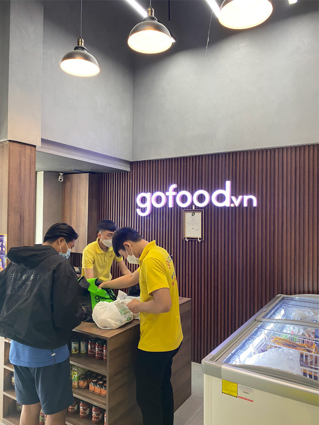 Khách hàng mua sắm tại Gofood Lê Văn Duyệt 