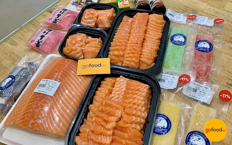 Các đơn hàng sashimi liên tục được giao đến tay khách hàng