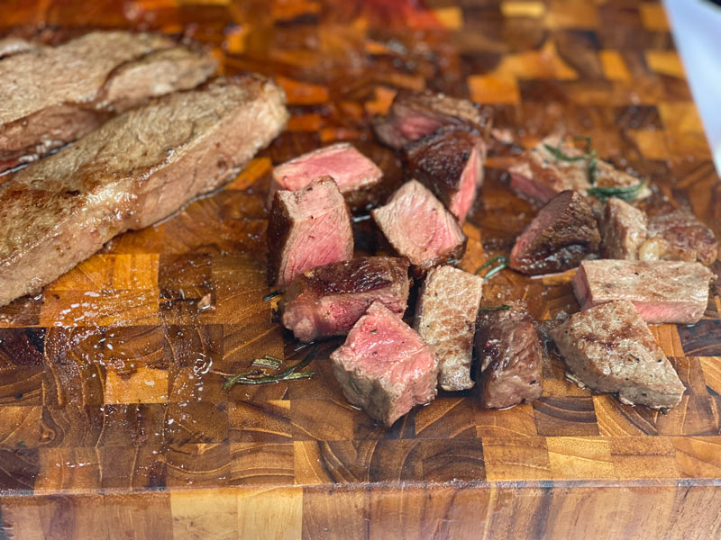 Beefsteak thơm mềm cho quý khách thưởng thức ngay tại chỗ