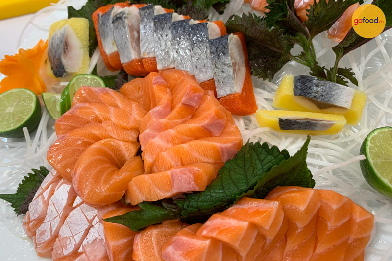 Đĩa Sashimi thanh mát được Gofood bài trí