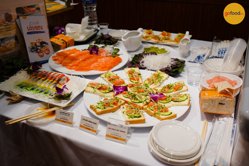 Khu vực thưởng thức miễn phí sashimi tại Gofood Hà Đông