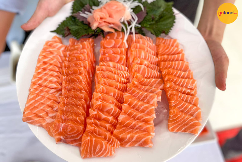 Những lát cá hồi Nauy cắt thái Sashimi chuẩn tươi mát
