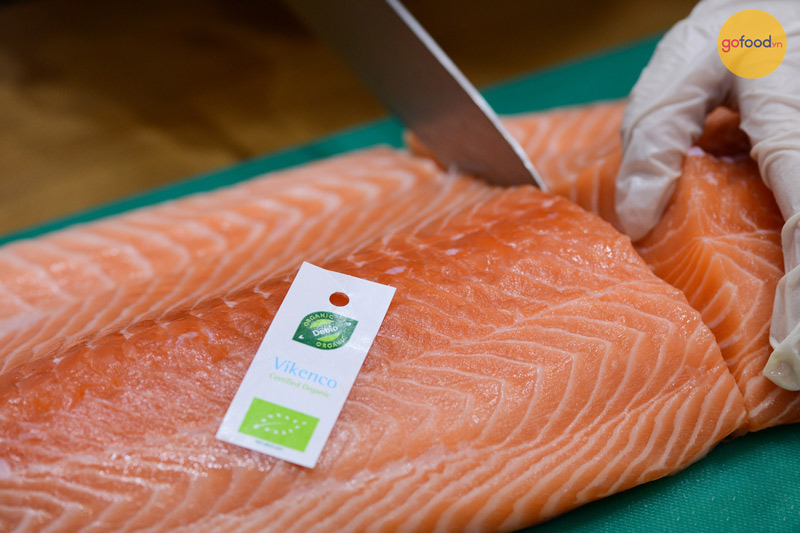 Chọn cá hồi có độ đàn hồi tốt cho món sashimi