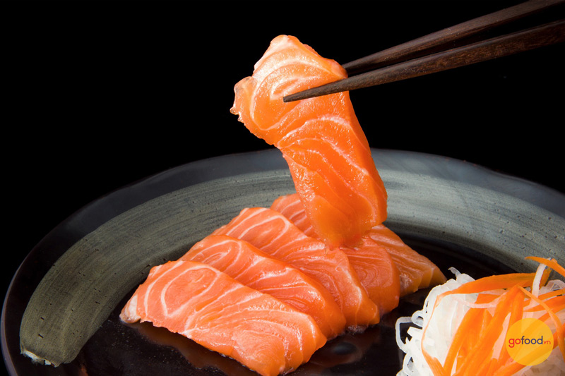 Ăn sashimi cá hồi tươi để có trải nghiệm chân thật