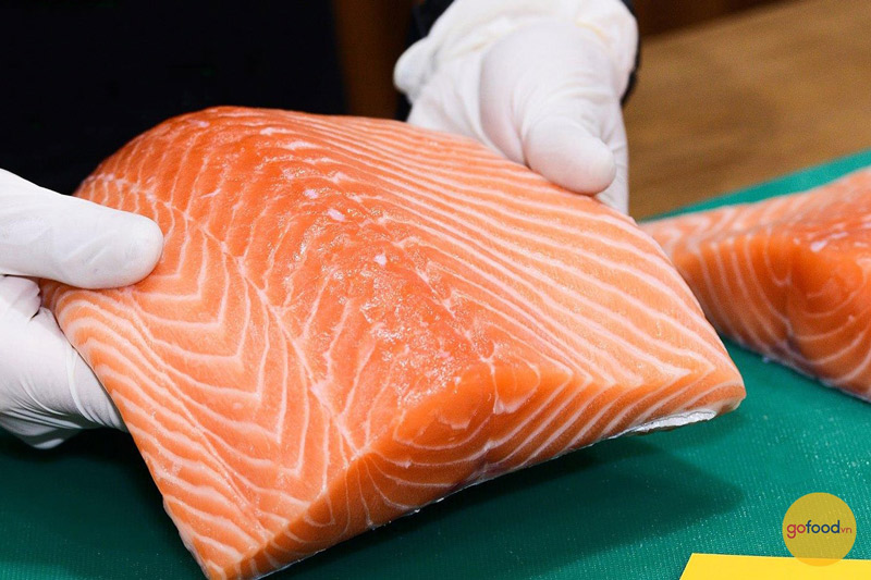 Miếng cá hồi làm sashimi cần có mùi thơm đặc trưng