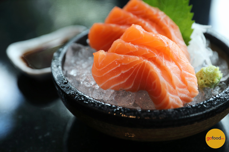 Ăn sashimi cá hồi từ cá hồi Nauy tươi