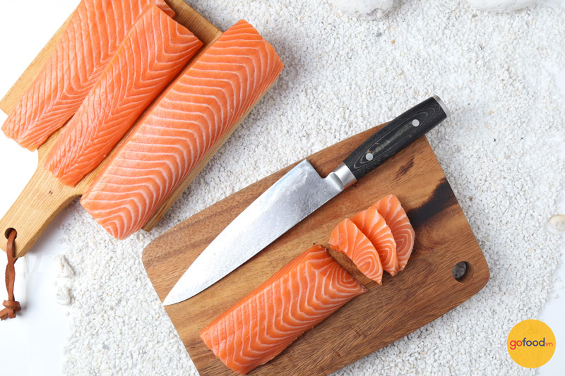 Thưởng thức miếng sashimi vừa miệng, không cắn quá nhỏ