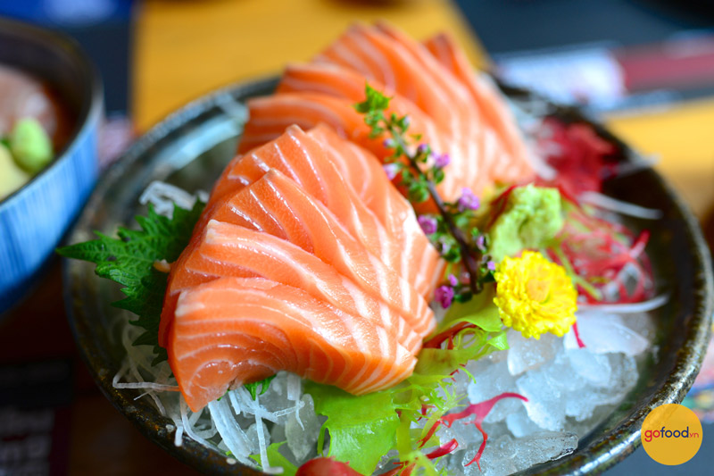 Đá lạnh ở dưới phần sashimi cá hồi giúp món ăn luôn thật tươi mát