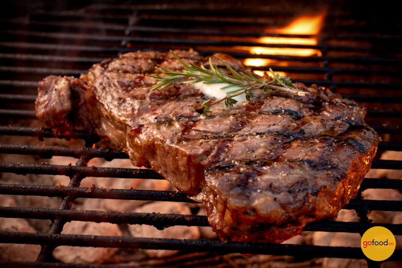 Bữa Barbecue chất lượng với thịt thăn lưng nướng tảng