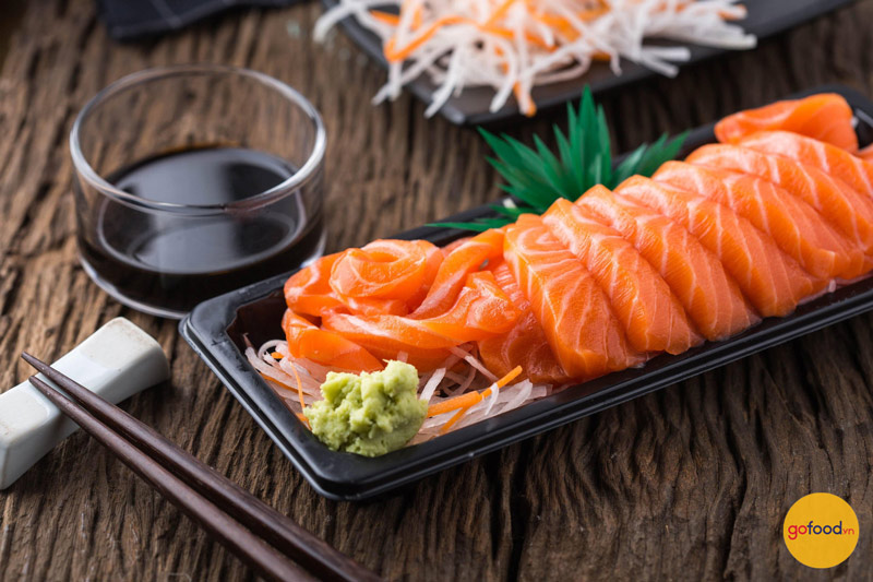 Ăn sashimi cùng wasabi và nước tương