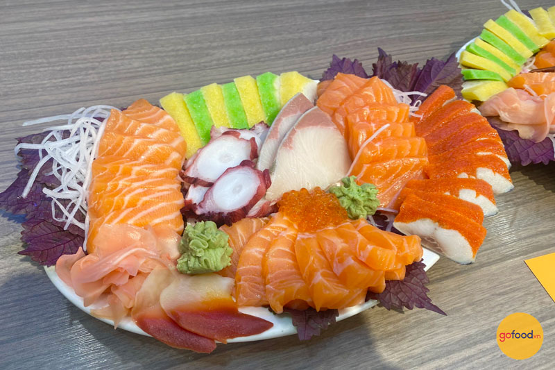 Gofood hỗ trợ set up đĩa sashimi cho khách hàng