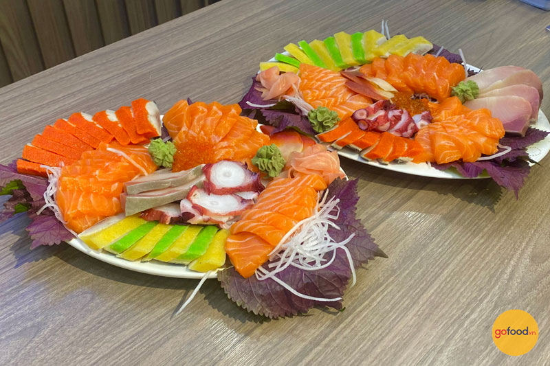 Phần sashimi thanh mát được Gofood cắt thái và trang trí