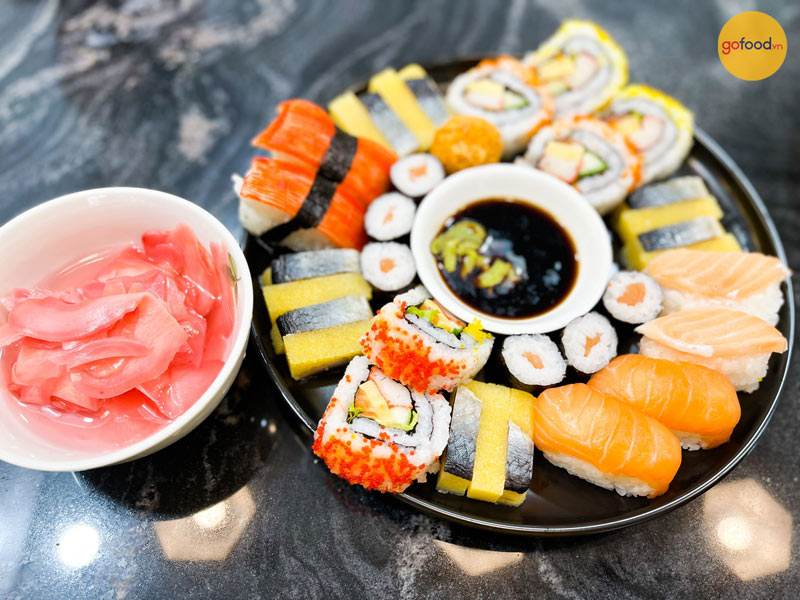 Đĩa Sashimi đủ loại hải sản phù hợp với các thành viên