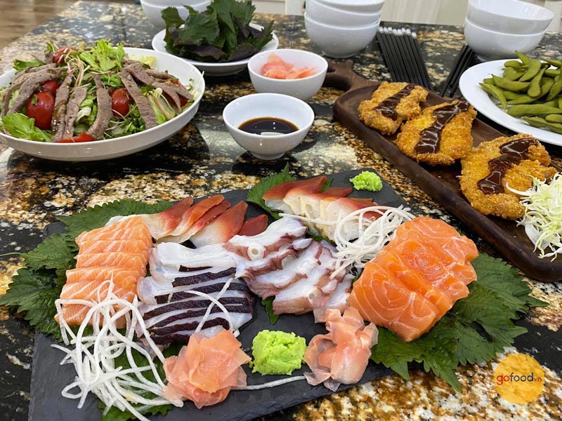 Đĩa sashimi tươi mát của chị Giang