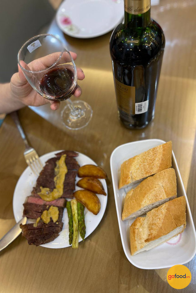 Thưởng Steak cùng bánh mỳ và rượu vang đỏ