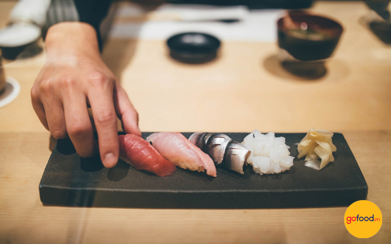 Ăn sushi bằng tay