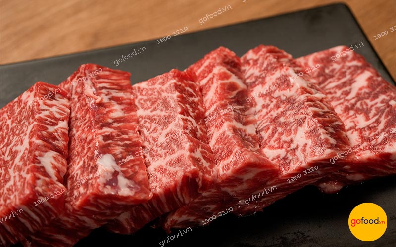 Các phần thịt được cắt với độ dày tiêu chuẩn cho món nướng