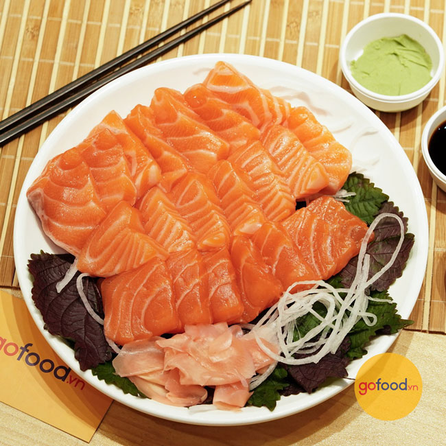Kết hợp sashimi cá hồi với củ cải bào và tía tô chuẩn vị Nhật
