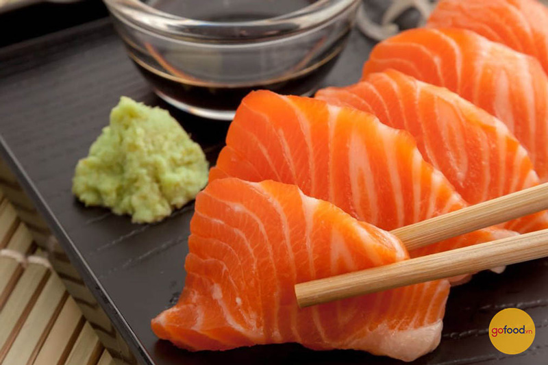 Mù tạt, gừng hồng kết hợp với sashimi cá hồi đúng điệu