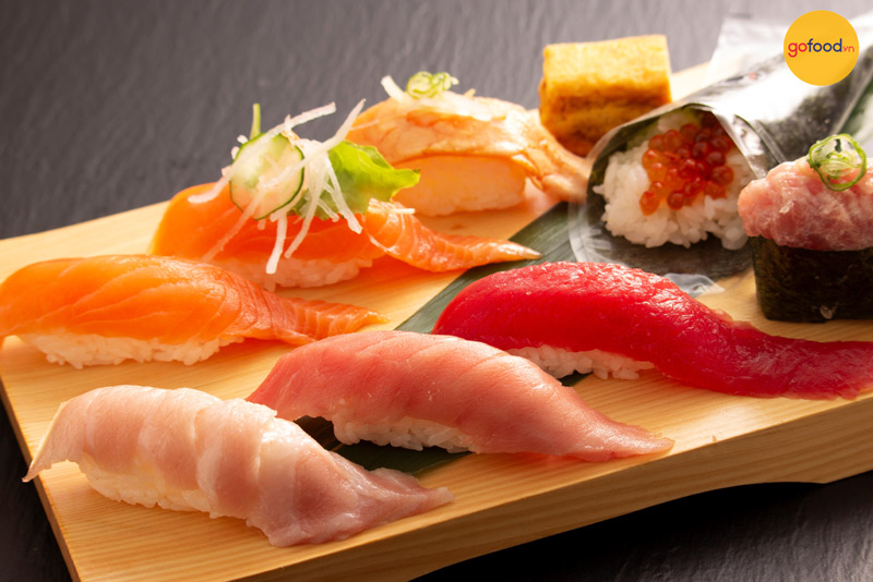 Sushi có nguyên liệu chính là cơm trộn giấm