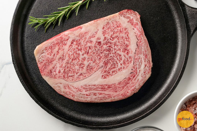 Thịt bò Kobe với những đường vân cẩm thạch đem đến kết cấu mềm mọng và mùi vị hấp dẫn