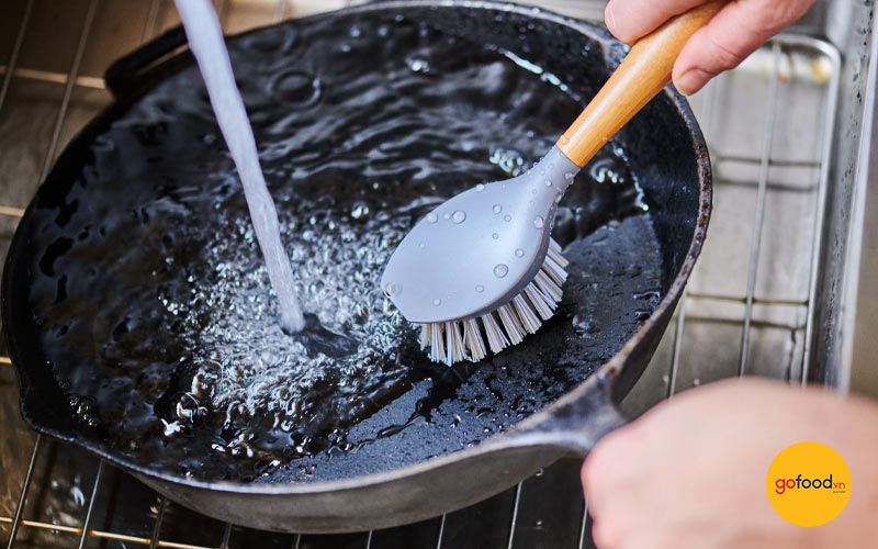 Vệ sinh nồi gang đúng cách tăng độ bền