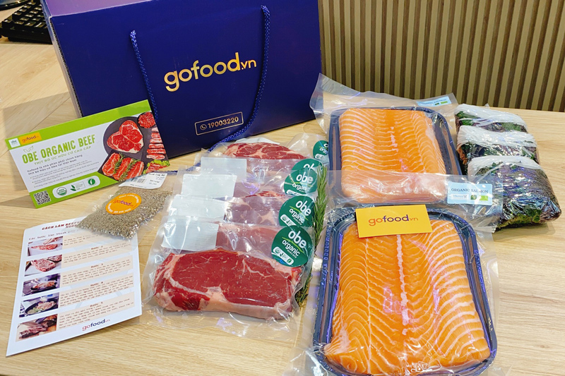Đơn hàng cá hồi và thịt bò hữu cơ được giao đi cho khách hàng Gofood