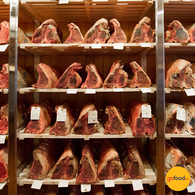 Thịt bò ủ khô được pha lọc và diệt trùng rồi đem cất trong các tủ chuyên dụng