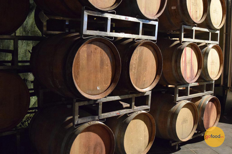 Những thùng gỗ sồi ủ rượu vang