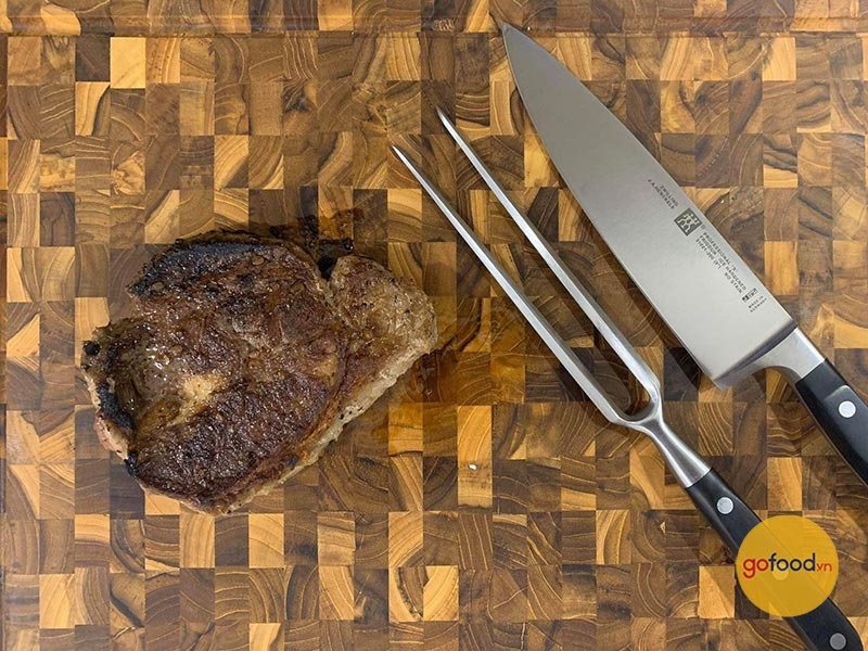 Miếng Top Blade Steak cùng dao dĩa của Đức