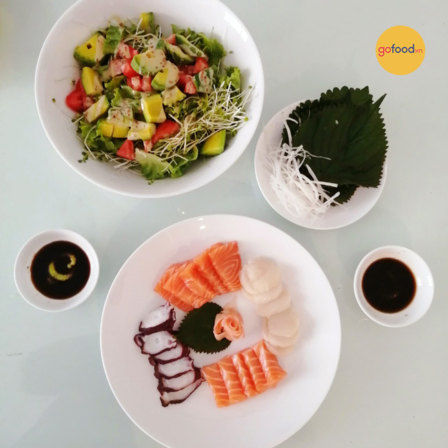 Món Sashimi ăn cùng salad chế biến bởi chị Trang (Hạt Cát Nhỏ)