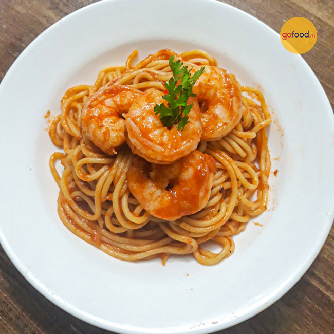 Spaghetti ăn cùng tôm sốt chế biến ở chị Trang