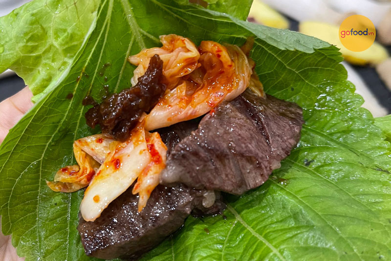 Cuộn thịt cùng kim chi, lá nhíp Hàn Quốc và rau xà lách