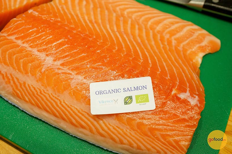 Cá hồi Organic có vân mỡ mảnh hơn cá hồi thường