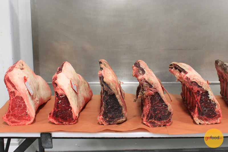 Thịt bò được để trong các tủ chuyên dụng từ 14-28 ngày, có khi lên đến 70 ngày