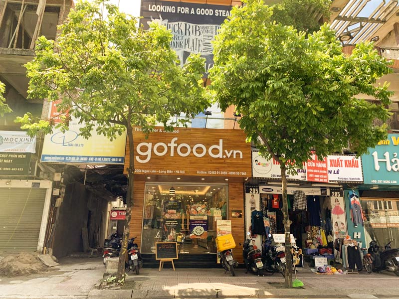 Cửa hàng Gofood nằm ngay tại mặt đường chính của phố Ngọc Lâm