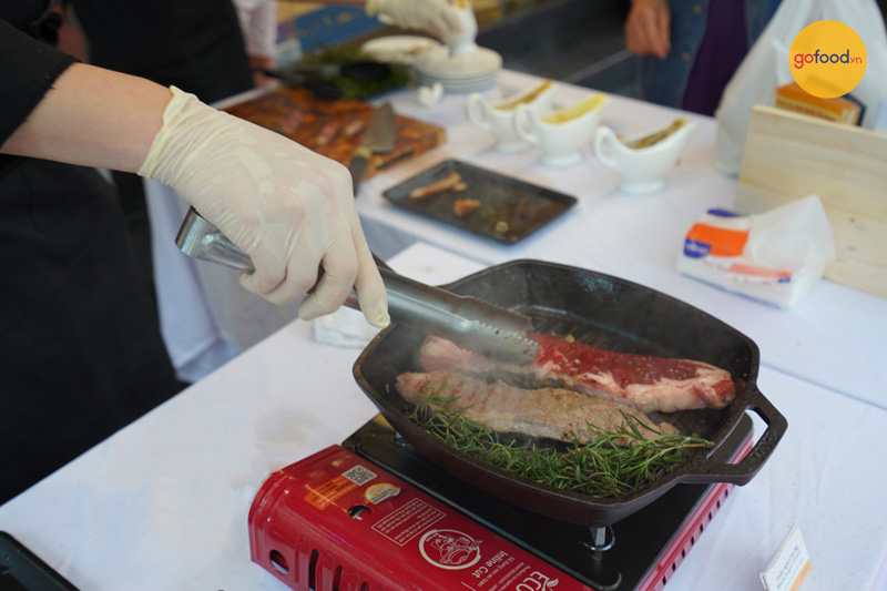 Đầu bếp Gofood trực tiếp chế biến Steak gửi tới khách hàng những miếng thịt chất lượng