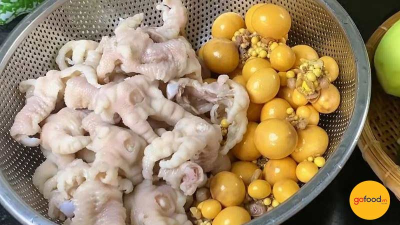 Chuẩn bị nguy&ecirc;n liệu l&agrave;m ch&acirc;n g&agrave; sốt th&aacute;i trứng non 